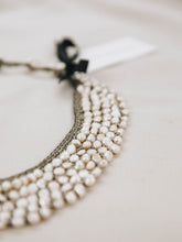 
                        
                          Lade das Bild in den Galerie-Viewer, DENIA - Süßwasserperlen Halskette von Gibson Bespoke
                        
                      