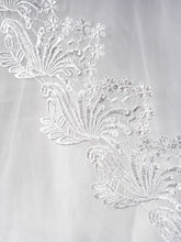 
                        
                          Load image into Gallery viewer, LYDIA Classic Lace Ornamented Veil
                        
                      