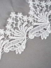 
                        
                          Load image into Gallery viewer, LYDIA Classic Lace Ornamented Veil
                        
                      