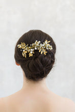 
                        
                          Load image into Gallery viewer, TOUJOURS - Pearl Bridal Comb from Gibson Bespoke
                        
                      
