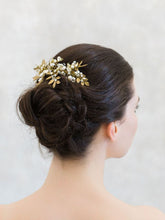 
                        
                          Load image into Gallery viewer, TOUJOURS - Pearl Bridal Comb from Gibson Bespoke
                        
                      