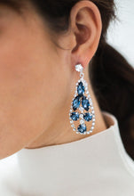 
                        
                          Load image into Gallery viewer, NICOLE Crystal - Earrings from Abrazi
                        
                      