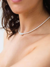 
                        
                          Load image into Gallery viewer, ELIZABETH Pearl - Necklace from Abrazi
                        
                      