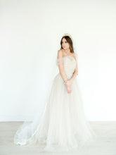 
                        
                          Load image into Gallery viewer, NADINE Elegant Lace - Veil from Janice Tan
                        
                      
